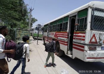 ਜ਼ਿਲ੍ਹਾ ਪ੍ਰਸ਼ਾਸ਼ਨ ਵੱਲੋਂ ਬਾਹਰੀ ਰਾਜਾਂ ਦੇ ਵਿਅਕਤੀਆਂ ਨੂੰ ਆਪਣੇ ਘਰਾਂ ਤੱਕ ਪਹੁੰਚਾਉਣ ਦਾ ਸਿਲਸਿਲਾ ਜਾਰੀ