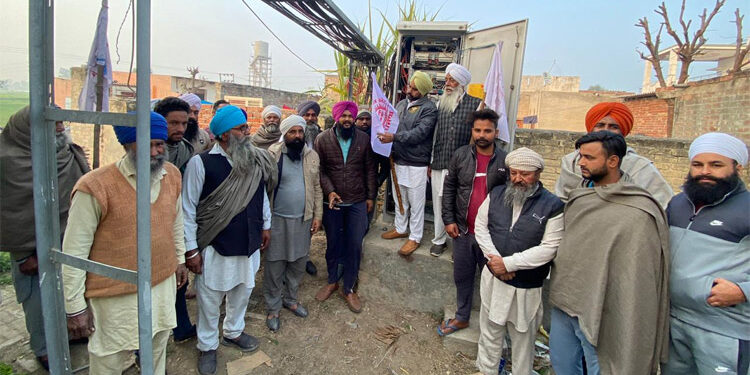 ਫਿਰੋਜ਼ਪੁਰ ਚ ਕਿਸਾਨਾਂ ਜੀਓ ਦੇ ਟਾਵਰਾਂ ਤੋਂ ਹੋ ਰਹੀ ਹੈਲੋ ਹੈਲੋ ਕੀਤੀ ਬੰਦ