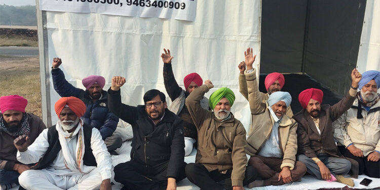 “ਸਾਬਕਾ ਸੀਨੀਅਰ ਆਈ ਏ ਐਸ ਅਫਸਰਾਂ ਤਿਲਕ ਰਾਜ ਸਾਰੰਗਲ ਅਤੇ ਗੁਰਪਾਲ ਸਿੰਘ ਭੱਟੀ ਨੇ ਧਰਨੇ ਵਿਚ ਸ਼ਾਮਿਲ ਹੋਏ”