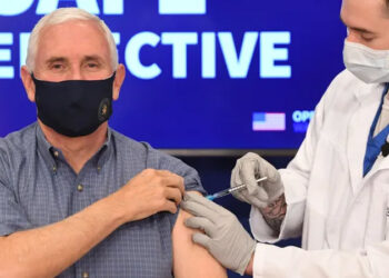 ਅਮਰੀਕਾ ਦੇ ਉਪ ਰਾਸ਼ਟਰਪਤੀ ਮਾਈਕ ਪੈਂਸ ਨੇ ਪਤਨੀ ਸਮੇਤ ਲਗਵਾਇਆ ਕੋਰੋਨਾ ਵਾਇਰਸ ਟੀਕਾ