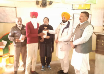 ਸੀਨੀਅਰ ਕਾਂਗਰਸੀ ਆਗੂ ਹਰਿੰਦਰ ਸਿੰਘ ਖੋਸਾ ਨੇ ਸਰਕਾਰੀ ਸੀਨੀਅਰ ਸੈਕੰਡਰੀ ਸਕੂਲ ਖਾਈ ਫੇਮੇ ਕੇ ਵਿਖੇ ਵਿਦਿਆਰਥੀਆਂ ਨੂੰ ਵੰਡੇ ਸਮਾਰਟਫੋਨ