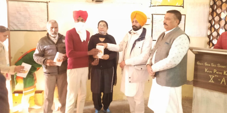 ਸੀਨੀਅਰ ਕਾਂਗਰਸੀ ਆਗੂ ਹਰਿੰਦਰ ਸਿੰਘ ਖੋਸਾ ਨੇ ਸਰਕਾਰੀ ਸੀਨੀਅਰ ਸੈਕੰਡਰੀ ਸਕੂਲ ਖਾਈ ਫੇਮੇ ਕੇ ਵਿਖੇ ਵਿਦਿਆਰਥੀਆਂ ਨੂੰ ਵੰਡੇ ਸਮਾਰਟਫੋਨ
