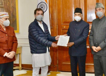 ਰਾਹੁਲ ਗਾਂਧੀ ਵੱਲੋਂ ਰਾਸ਼ਟਰਪਤੀ ਨਾਲ ਮੁਲਾਕਾਤ ਕਰਕੇ ਖੇਤੀਬਾੜੀ ਕਾਨੂੰਨਾਂ ਨੂੰ ਵਾਪਸ ਲੈਣ ਦੀ ਮੰਗ ਕਾਂਗਰਸ ਦੇ ਮਾਰਚ ਨੂੰ ਪੁਲੀਸ ਨੇ ਰੋਕਿਆ, ਪਿ੍ਰੰਅਕਾ ਸਮੇਤ ਕਈ ਕਾਂਗਰਸੀ ਹਿਰਾਸਤ ਵਿੱਚ ਲਏ