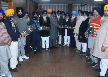 ਸ਼੍ਰੋਮਣੀ ਕਮੇਟੀ ਦੇ ਸੇਵਾਦਾਰਾਂ ਨੂੰ ਦਿੱਤੀਆਂ ਸਰਦ ਰੁੱਤ ਦੀਆਂ ਵਰਦੀਆਂ