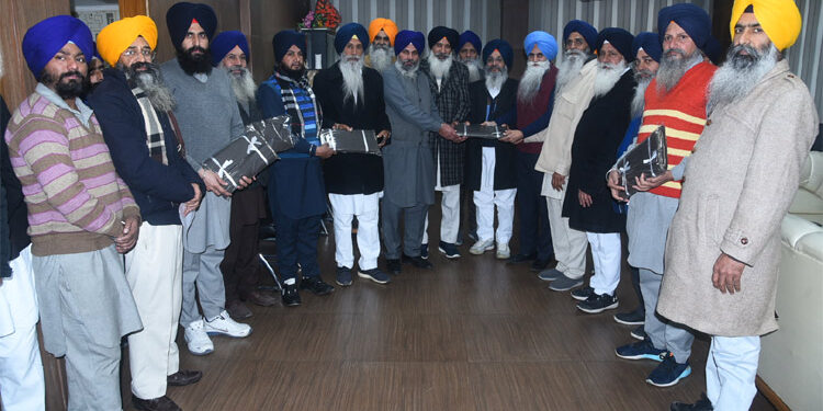 ਸ਼੍ਰੋਮਣੀ ਕਮੇਟੀ ਦੇ ਸੇਵਾਦਾਰਾਂ ਨੂੰ ਦਿੱਤੀਆਂ ਸਰਦ ਰੁੱਤ ਦੀਆਂ ਵਰਦੀਆਂ