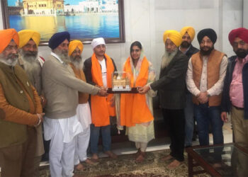 ਸ੍ਰੀ ਅਭੈ ਚੌਟਾਲਾ ਦੀ ਨੂੰਹ ਸ੍ਰੀਮਤੀ ਐਸ਼ਵਰਿਆ ਨੇ ਸੱਚਖੰਡ ਸ੍ਰੀ ਹਰਿਮੰਦਰ ਸਾਹਿਬ ਮੱਥਾ ਟੇਕਿਆ