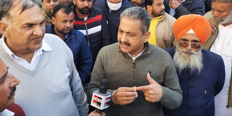 ਕਿਸਾਨ ਅੰਦੋਲਨ ਨੂੰ ਦਬਾਉਣ ਲਈ ਬਦਲੇ ਦੀ ਭਾਵਨਾ ਨਾਲ ਕੇਂਦਰ ਸਰਕਾਰ ਦੀ ਸ਼ਹਿ ਤੇ ਕੀਤੀ ਇਨਕਮ ਟੈਕਸ ਨੇ ਰੇਡ : ਵਿਜੈ ਇੰਦਰ ਸਿੰਗਲਾ