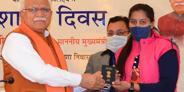 ਹਰਿਆਣਾ ਦੇ ਮੁੱਖ ਮੰਤਰੀ ਨੇ ਸੁਸ਼ਾਸਨ ਦਿਵਸ ‘ਤੇ ਆਯੋਜਿਤ ਰਾਜ ਪੱਧਰੀ ਪ੍ਰੋਗ੍ਰਾਮ ਵਿਚ 10 ਰਾਜ ਪੱਧਰੀ ਸੁਸ਼ਾਸਨ ਪੁਰਸਕਾਰ ਦਿੱਤੇ