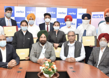 ਸਹਿਕਾਰਤਾ ਮੰਤਰੀ ਰੰਧਾਵਾ ਨੇ ਮਿਲਕਫੈਡ ਦੇ 11 ਸਹਾਇਕ ਮੈਨੇਜਰਾਂ ਨੂੰ ਨਿਯੁਕਤੀ ਪੱਤਰ ਸੌਂਪੇ