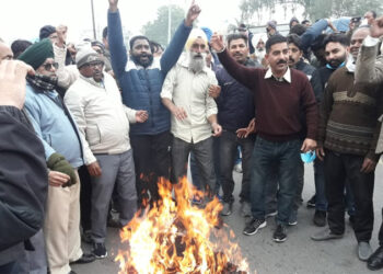 ਪੰਜਾਬ ਯੂ.ਟੀ ਮੁਲਾਜ਼ਮ ਅਤੇ ਪੈਨਸ਼ਨਰਜ਼ ਸਾਂਝਾ ਫ਼ਰੰਟ ਵੱਲੋਂ ਡਿਪਟੀ ਕਮਿਸ਼ਨਰ ਦਫ਼ਤਰ ਦੇ ਬਹਾਰ -ਪੰਜਾਬ ਸਰਕਾਰ ਅਤੇ ਕੇਂਦਰ ਸਰਕਾਰ ਦਾ ਪੁਤਲਾ ਫੂਕ ਕੇ ਕੀਤਾ ਪ੍ਰਦਰਸ਼ਨ