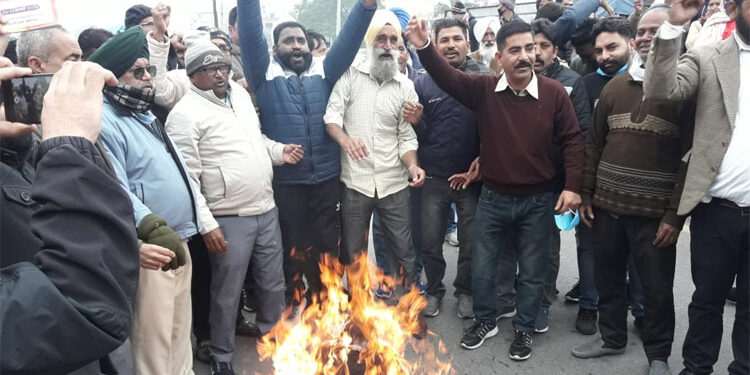 ਪੰਜਾਬ ਯੂ.ਟੀ ਮੁਲਾਜ਼ਮ ਅਤੇ ਪੈਨਸ਼ਨਰਜ਼ ਸਾਂਝਾ ਫ਼ਰੰਟ ਵੱਲੋਂ ਡਿਪਟੀ ਕਮਿਸ਼ਨਰ ਦਫ਼ਤਰ ਦੇ ਬਹਾਰ -ਪੰਜਾਬ ਸਰਕਾਰ ਅਤੇ ਕੇਂਦਰ ਸਰਕਾਰ ਦਾ ਪੁਤਲਾ ਫੂਕ ਕੇ ਕੀਤਾ ਪ੍ਰਦਰਸ਼ਨ