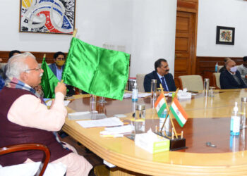 ਪ੍ਰਧਾਨ ਮੰਤਰੀ ਨਰੇਂਦਰ ਮੋਦੀ ਨੇ ਅੱਜ ਵੀਡੀਓ ਕਾਨਫ੍ਰੈਸਿੰਗ ਰਾਹੀਂ ਵੇਸਟਰਨ ਡੇਡੀਕੇਟਿਡ ਫਰੰਟ ਕਾਰੀਡੋਰ  ਦੇ 306 ਕਿਲੋਮੀਟਰ ਲੰਬੇ ਰਿਵਾੜੀ ਤੋਂ ਮਦਾਰ ਬਲਾਕ ਰਾਸ਼ਟਰ ਨੂੰ ਸਮਰਪਿਤ ਕੀਤਾ