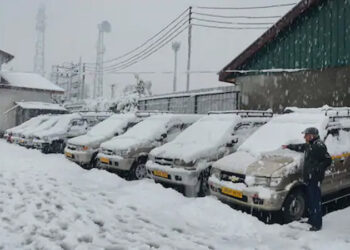 ਕਸ਼ਮੀਰ ਵਿੱਚ ਬਰਫ਼ਬਾਰੀ ਕਾਰਨ ਜਨ-ਜੀਵਨ ਪ੍ਰਭਾਵਿਤ, ਹਾਈਵੇਅ ਬੰਦ, ਉਡਾਣਾਂ ਰੱਦ