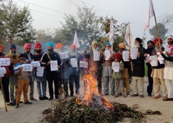 ਕਿਸਾਨ ਮਜ਼ਦੂਰ ਸੰਘਰਸ਼ ਕਮੇਟੀ ਵੱਲੋਂ ਪਿੰਡ ਲਹੁਕੇ ਕਲਾਂ ਵਿਖੇ ਕਾਲੇ ਖੇਤੀ ਕਾਨੂੰਨਾਂ ਦੀਆਂ ਕਾਪੀਆਂ ਸਾੜੀਆਂ