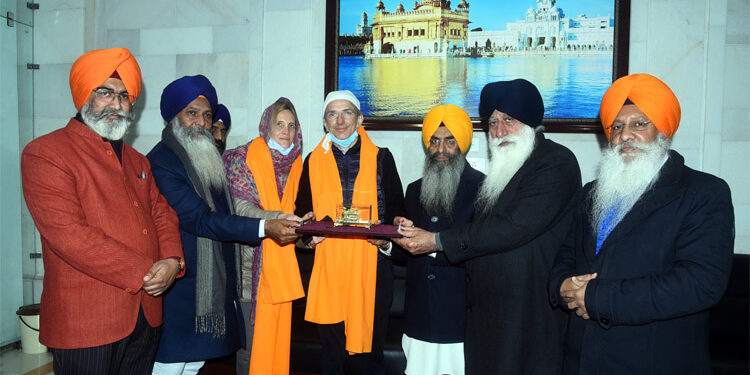 ਫਰਾਂਸ ਦੇ ਅੰਬੈਸਡਰ ਈਮੈਨੁਅਲ ਲੇਨੈਨ ਸੱਚਖੰਡ ਸ੍ਰੀ ਹਰਿਮੰਦਰ ਸਾਹਿਬ ਵਿਖੇ ਨਤਮਸਤਕ ਹੋਏ