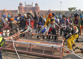 ਕਿਸਾਨਾਂ ਨੇ ਲਾਲ ਕਿਲੇ ਤੇ ਫਹਿਰਾਇਆ ਕੇਸਰੀ ਝੰਡਾ ਦਿੱਲੀ ਵਿੱਚ ਟਰੈਕਟਰ ਪਰੇਡ ਦੌਰਾਨ ਕਿਸਾਨ ਦੀ ਮੌਤ, ਕਿਸਾਨਾਂ ਤੇ ਲਾਠੀਚਾਰਜ, ਹੰਝੂ ਗੈਸ ਦੇ ਗੋਲੇ ਦਾਗੇ