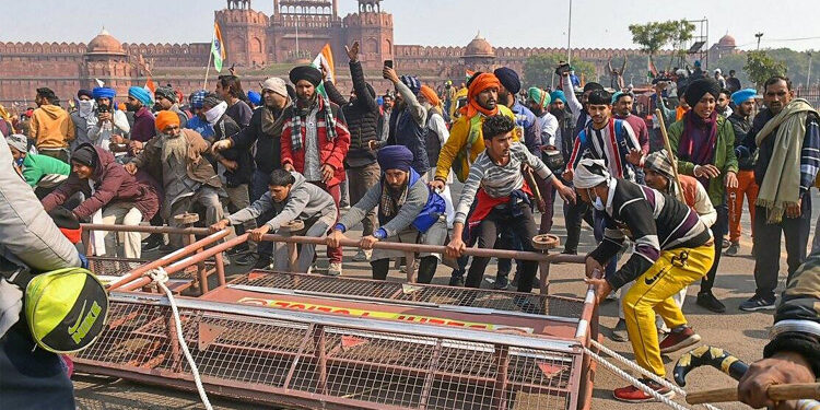 ਕਿਸਾਨਾਂ ਨੇ ਲਾਲ ਕਿਲੇ ਤੇ ਫਹਿਰਾਇਆ ਕੇਸਰੀ ਝੰਡਾ ਦਿੱਲੀ ਵਿੱਚ ਟਰੈਕਟਰ ਪਰੇਡ ਦੌਰਾਨ ਕਿਸਾਨ ਦੀ ਮੌਤ, ਕਿਸਾਨਾਂ ਤੇ ਲਾਠੀਚਾਰਜ, ਹੰਝੂ ਗੈਸ ਦੇ ਗੋਲੇ ਦਾਗੇ