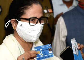 ਸਿਹਤ ਯੋਜਨਾ ਦਾ ਸਮਾਰਟ ਕਾਰਡ ਲੈਣ ਲਈ ਲਾਈਨ ਵਿੱਚ ਖੜ੍ਹੀ ਹੋਈ ਮਮਤਾ ਬੈਨਰਜੀ