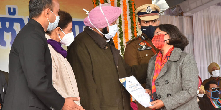 ਮੁੱਖ ਮੰਤਰੀ ਵੱਲੋਂ ਸ਼ਾਨਦਾਰ ਸੇਵਾਵਾਂ ਨਿਭਾਉਣ ਵਾਲੇ ਮੂਹਰਲੀ ਕਤਾਰ ਦੇ ਕੋਵਿਡ ਯੋਧਿਆਂ ਅਤੇ ਪੁਲੀਸ ਜਵਾਨਾਂ ਦਾ ਸਨਮਾਨ