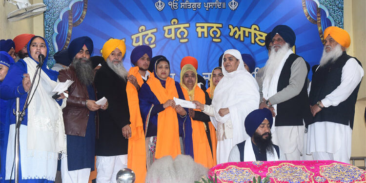 ਸ਼੍ਰੋਮਣੀ ਕਮੇਟੀ ਵੱਲੋਂ ਅੰਮ੍ਰਿਤਧਾਰੀ ਵਿਦਿਆਰਥੀਆਂ ਨੂੰ 1 ਕਰੋੜ 31 ਲੱਖ ਰੁਪਏ ਦੀ ਵਜ਼ੀਫ਼ਾ ਰਾਸ਼ੀ ਤਕਸੀਮ