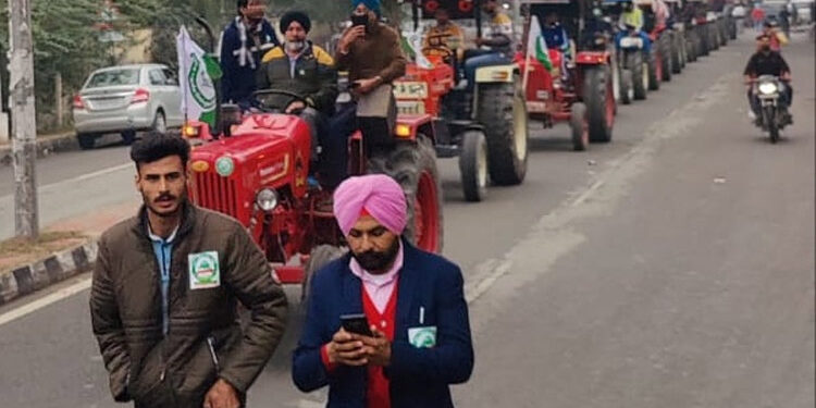 ਖੇਤੀ ਕਾਨੂੰਨਾ ਖਿਲਾਫ ਕਿਸਾਨਾਂ ਫਿਰੋਜ਼ਪੁਰ ਚ ਕੱਢਿਆ ਟਰੈਕਟਰ ਮਾਰਚ