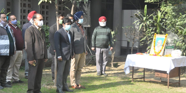 ਆਜ਼ਾਦੀ ਘੁਲਾਟੀਆਂ ਦੀ ਯਾਦ ਵਿੱਚ ਜ਼ਿਲ੍ਹਾ ਪ੍ਰਸ਼ਾਸਨ ਨੇ ਦੋ ਮਿੰਟ ਦਾ ਮੌਨ ਧਾਰਿਆ