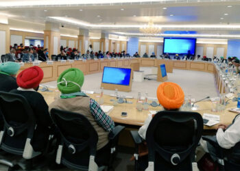 ਕੇਂਦਰ ਸਰਕਾਰ ਅਤੇ ਕਿਸਾਨ ਜੱਥੇਬੰਦੀਆਂ ਵਿਚਾਲੇ ਗੱਲਬਾਤ ਦੇ ਪਹਿਲੇ ਦੌਰ ਦੌਰਾਨ ਨਹੀਂ ਨਿਕਲਿਆ ਹੱਲ, ਮੀਟਿੰਗ ਜਾਰੀ ਖੇਤੀ ਕਾਨੂੰਨ ਰੱਦ ਕਰਨ ਲਈ ਤਿਆਰ ਨਹੀਂ ਸਰਕਾਰ, ਐਮ ਐਸ ਪੀ ਦੇ ਮੁੱਦੇ ਤੇ ਸਰਕਾਰ ਨੇ ਹੱਥ ਖਿੱਚੇ