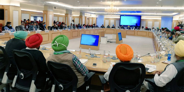 ਕੇਂਦਰ ਸਰਕਾਰ ਅਤੇ ਕਿਸਾਨ ਜੱਥੇਬੰਦੀਆਂ ਵਿਚਾਲੇ ਗੱਲਬਾਤ ਦੇ ਪਹਿਲੇ ਦੌਰ ਦੌਰਾਨ ਨਹੀਂ ਨਿਕਲਿਆ ਹੱਲ, ਮੀਟਿੰਗ ਜਾਰੀ ਖੇਤੀ ਕਾਨੂੰਨ ਰੱਦ ਕਰਨ ਲਈ ਤਿਆਰ ਨਹੀਂ ਸਰਕਾਰ, ਐਮ ਐਸ ਪੀ ਦੇ ਮੁੱਦੇ ਤੇ ਸਰਕਾਰ ਨੇ ਹੱਥ ਖਿੱਚੇ