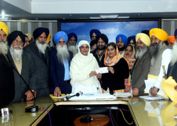 ਤੀਰ ਅੰਦਾਜ਼ੀ ’ਚ ਸੋਨ ਤਮਗਾ ਜਿੱਤਣ ’ਤੇ ਪ੍ਰਭਜੋਤ ਕੌਰ ਦਾ ਸ਼੍ਰੋਮਣੀ ਕਮੇਟੀ ਵੱਲੋਂ ਸਨਮਾਨ