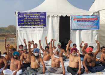 “ਗਿਆਰਵੇਂ ਦਿਨ ਵੀ ਵਿਰੋਧ, ਕੈਪਟਨ ਸਰਕਾਰ ਦੀਆਂ ਅੱਖਾਂ ਖੋਲ੍ਹਣ ਲਈ ‘ਦਲਿਤ’ ਕੱਪੜੇ ਉਤਾਰਣ ਲਈ ਮਜਬੂਰ”