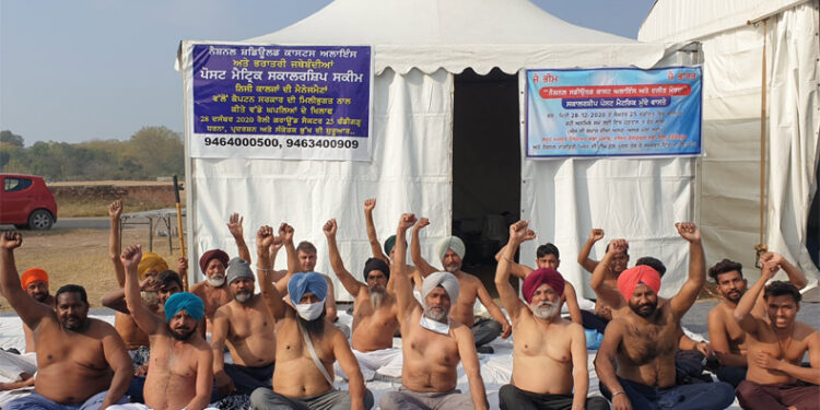 “ਗਿਆਰਵੇਂ ਦਿਨ ਵੀ ਵਿਰੋਧ, ਕੈਪਟਨ ਸਰਕਾਰ ਦੀਆਂ ਅੱਖਾਂ ਖੋਲ੍ਹਣ ਲਈ ‘ਦਲਿਤ’ ਕੱਪੜੇ ਉਤਾਰਣ ਲਈ ਮਜਬੂਰ”