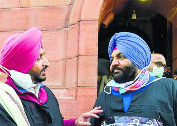 ਖੇਤੀ ਕਾਨੂੰਨਾਂ ਦੇ ਵਿਰੋਧ ਵਿੱਚ ਕਾਲੇ ਕੱਪੜੇ ਪਾ ਕੇ ਸੰਸਦ ਭਵਨ ਪੁੱਜੇ ਔਜਲਾ ਤੇ ਜਸਬੀਰ ਸਿੰਘ