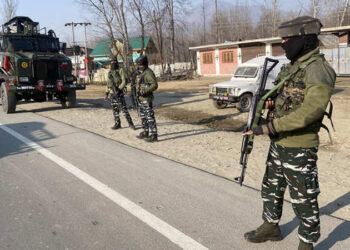 ਕਸ਼ਮੀਰ ਵਿੱਚ ਸੁਰੱਖਿਆ ਫ਼ੋਰਸਾਂ ਨਾਲ ਮੁਕਾਬਲੇ ਦੌਰਾਨ 3 ਅੱਤਵਾਦੀ ਢੇਰ, ਐਸ.ਪੀ.ਓ. ਸ਼ਹੀਦ