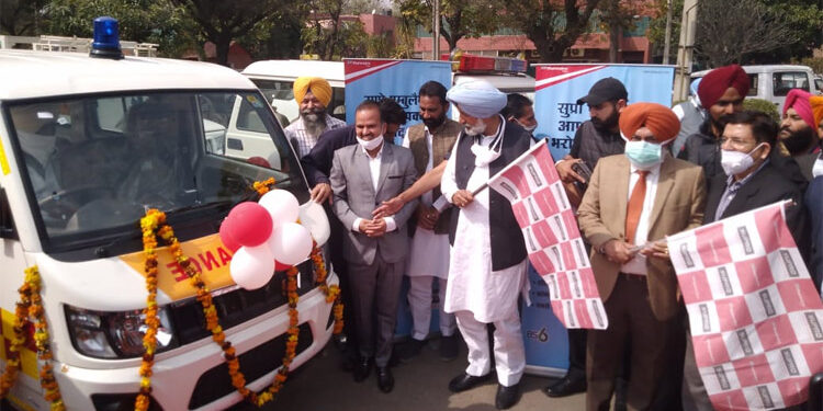 ਬਲਬੀਰ ਸਿੰਘ ਸਿੱਧੂ ਨੇ ਭੀੜ ਵਾਲੇ ਇਲਾਕਿਆਂ ਵਿੱਚ ਐਮਰਜੈਂਸੀ ਸੇਵਾਵਾਂ ਦੇਣ ਲਈ 22 ਐਂਬੂਲੈਂਸਾਂ ਨੂੰ ਹਰੀ ਝੰਡੀ ਦੇ ਕੇ ਕੀਤਾ ਰਵਾਨਾ