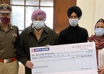 ਮੁੱਖ ਮੰਤਰੀ ਕੈਪਟਨ ਅਮਰਿੰਦਰ ਸਿੰਘ ਨੇ ਸ਼ਹੀਦ ਕਾਂਸਟੇਬਲ ਜਗਮੋਹਨ ਸਿੰਘ ਦੀ ਵਿਧਵਾ ਨੂੰ 1 ਕਰੋੜ ਰੁਪਏ ਮੁਆਵਜ਼ੇ ਦਾ ਚੈੱਕ ਸੌਂਪਿਆ