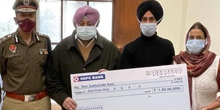 ਮੁੱਖ ਮੰਤਰੀ ਕੈਪਟਨ ਅਮਰਿੰਦਰ ਸਿੰਘ ਨੇ ਸ਼ਹੀਦ ਕਾਂਸਟੇਬਲ ਜਗਮੋਹਨ ਸਿੰਘ ਦੀ ਵਿਧਵਾ ਨੂੰ 1 ਕਰੋੜ ਰੁਪਏ ਮੁਆਵਜ਼ੇ ਦਾ ਚੈੱਕ ਸੌਂਪਿਆ