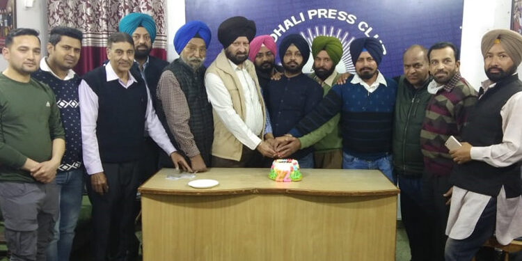 ਮੋਹਾਲੀ ਪ੍ਰੈੱਸ ਕਲੱਬ ਦੇ ਸਥਾਪਨਾ ਦਿਵਸ ਮੌਕੇ ਕੇਕ ਕੱਟਿਆ