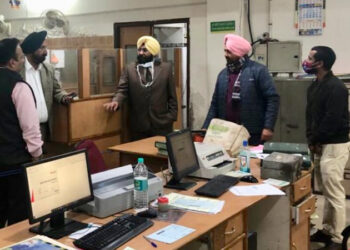 ਸਹਿਕਾਰਤਾ ਮੰਤਰੀ ਵੱਲੋਂ ਸੈਕਟਰ 17 ਸਥਿਤ ਸਹਿਕਾਰੀ ਬੈਂਕ ਦੀ ਅਚਨਚੈਤੀ ਚੈਕਿੰਗ