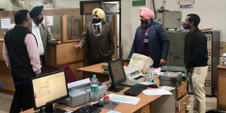 ਸਹਿਕਾਰਤਾ ਮੰਤਰੀ ਵੱਲੋਂ ਸੈਕਟਰ 17 ਸਥਿਤ ਸਹਿਕਾਰੀ ਬੈਂਕ ਦੀ ਅਚਨਚੈਤੀ ਚੈਕਿੰਗ