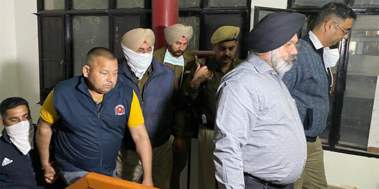 ਵਿਜੀਲੈਂਸ ਨੇ ਰਿਸਵਤ ਲੈਂਦੇ ਏ.ਐਸ.ਆਈ ਤੇ ਹੌਲਦਾਰ ਨੂੰ ਰੰਗੇ ਹੱਥੀਂ ਦਬੋਚਿਆ