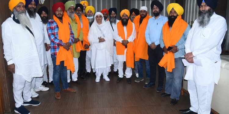 ਝਾਰਖੰਡ ਤੋਂ ਪ੍ਰਤੀਨਿਧਾਂ ਸਿੱਖਾਂ ਦੇ ਵਫ਼ਦ ਨੇ ਬੀਬੀ ਜਗੀਰ ਕੌਰ ਨਾਲ ਕੀਤੀ ਮੁਲਾਕਾਤ