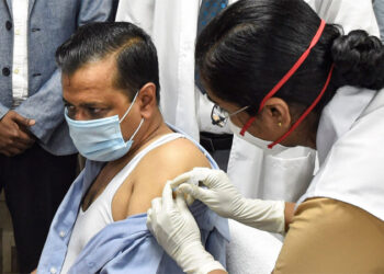 ਦਿੱਲੀ ਦੇ ਮੁੱਖ ਮੰਤਰੀ ਅਰਵਿੰਦ ਕੇਜਰੀਵਾਲ ਨੇ ਲਗਵਾਈ ‘ਕੋਰੋਨਾ ਵੈਕਸੀਨ’