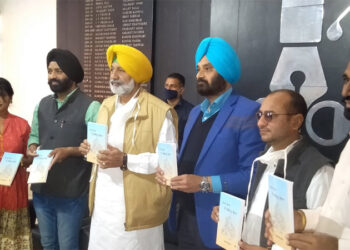 ਬਲਬੀਰ ਸਿੱਧੂ ਵਲੋਂ ਜਗਤਾਰ ਭੁੱਲਰ ਦੀ ‘ਪੰਜਾਬ ਸਿਆਂ ਮੈਂ ਚੰਡੀਗੜ ਬੋਲਦਾਂ’ ਕਿਤਾਬ ਜਾਰੀ ਕੀਤੀ ਗਈ