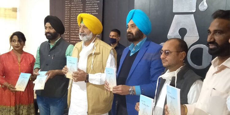ਬਲਬੀਰ ਸਿੱਧੂ ਵਲੋਂ ਜਗਤਾਰ ਭੁੱਲਰ ਦੀ ‘ਪੰਜਾਬ ਸਿਆਂ ਮੈਂ ਚੰਡੀਗੜ ਬੋਲਦਾਂ’ ਕਿਤਾਬ ਜਾਰੀ ਕੀਤੀ ਗਈ