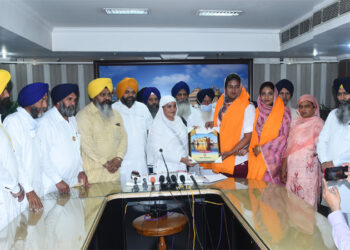 ਓਲੰਪਿਕ ਖੇਡਾਂ ਲਈ ਚੁਣੀ ਗਈ ਸਿੱਖ ਖਿਡਾਰਨ ਕਮਲਪ੍ਰੀਤ ਕੌਰ ਦਾ ਸ਼੍ਰੋਮਣੀ ਕਮੇਟੀ ਵੱਲੋਂ ਸਨਮਾਨ