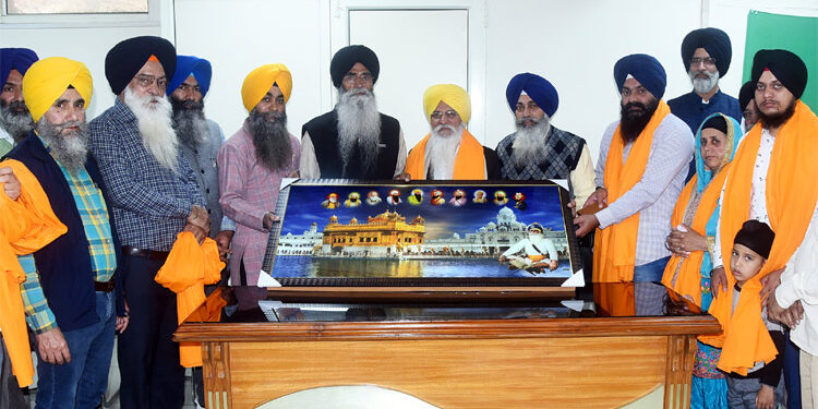 ਧਰਮ ਪ੍ਰਚਾਰ ਕਮੇਟੀ ਦੇ ਕਲਰਕ ਸ. ਰਵੇਲ ਸਿੰਘ ਨੂੰ ਸੇਵਾਮੁਕਤ ਹੋਣ ’ਤੇ ਕੀਤਾ ਸਨਮਾਨਿਤ