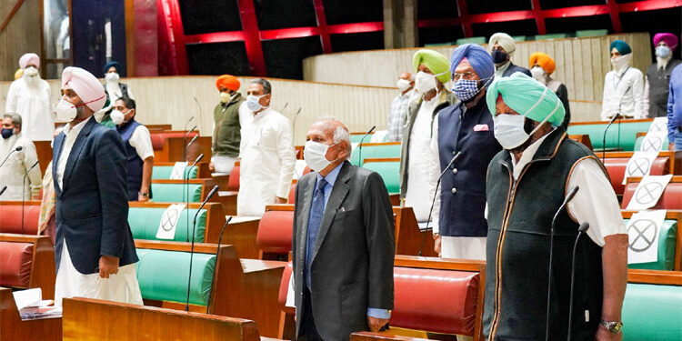 ਕੈਪਟਨ ਅਮਰਿੰਦਰ ਸਿੰਘ ਦੀ ਅਗਵਾਈ ਵਿੱਚ ਵਿਧਾਨ ਸਭਾ ਵੱਲੋਂ ਖੇਤੀ ਅੰਦੋਲਨ ਦੌਰਾਨ ਜਾਨਾਂ ਗਵਾਉਣ ਵਾਲੇ ਕਿਸਾਨਾਂ ਤੇ ਖੇਤ ਕਾਮਿਆਂ ਤੋਂ ਇਲਾਵਾ ਨਾਮੀਂ ਸਖਸ਼ੀਅਤਾਂ ਨੂੰ ਸ਼ਰਧਾਂਜਲੀ