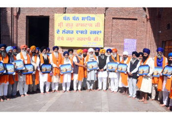 ਗੁਰਦੁਆਰਾ ਸਾਹਿਬ ਟੱਲੇਵਾਲ ਜ਼ਿਲ੍ਹਾ ਬਰਨਾਲਾ ਦੀ ਸੰਗਤ ਨੇ ਸ੍ਰੀ ਦਰਬਾਰ ਸਾਹਿਬ ਵਿਖੇ ਕੀਤੀ ਲੰਗਰ ਸੇਵਾ