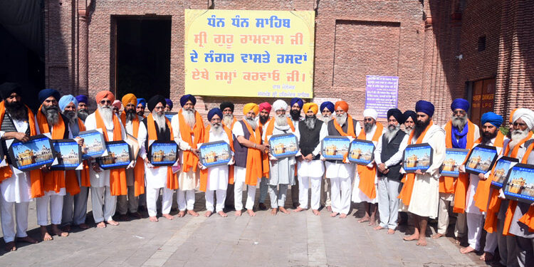 ਗੁਰਦੁਆਰਾ ਸਾਹਿਬ ਟੱਲੇਵਾਲ ਜ਼ਿਲ੍ਹਾ ਬਰਨਾਲਾ ਦੀ ਸੰਗਤ ਨੇ ਸ੍ਰੀ ਦਰਬਾਰ ਸਾਹਿਬ ਵਿਖੇ ਕੀਤੀ ਲੰਗਰ ਸੇਵਾ