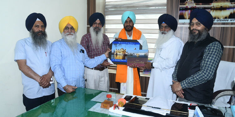 ਮੋਟਰ ਵਹੀਕਲ ਇੰਸਪੈਕਟਰ ਸ. ਗੁਰਮੀਤ ਸਿੰਘ ਸੱਚਖੰਡ ਸ੍ਰੀ ਹਰਿਮੰਦਰ ਸਾਹਿਬ ਵਿਖੇ ਹੋਏ ਨਤਮਸਤਕ